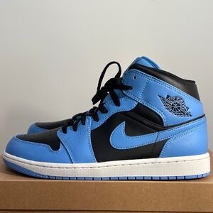 Jordan 1 Mid
University Blue Black